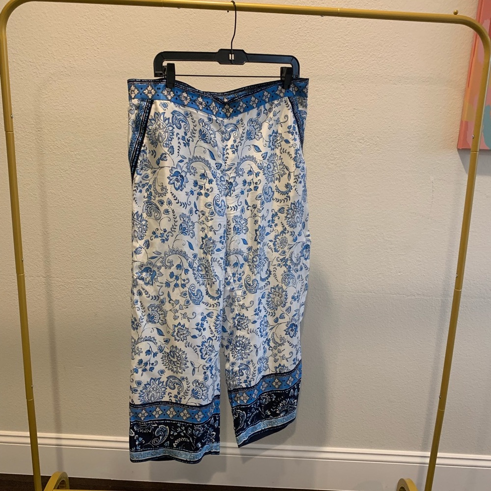 Summer pant from Loft. Elastic waist, ankle length pants. Pockets on the sides.